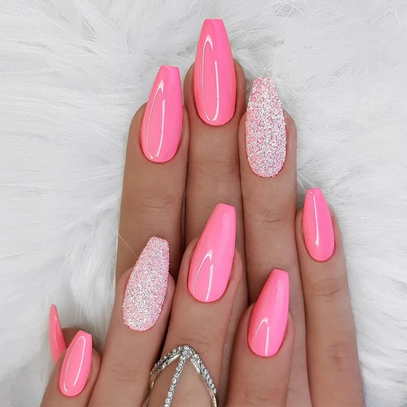 Elegante Stiletto Press-On Nagelkunst mit Strass-Akzenten Karnz