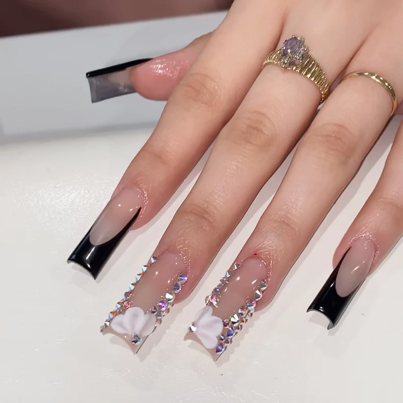 Elegante Stiletto Press-On Nagelkunst mit Strass-Akzenten Karnz