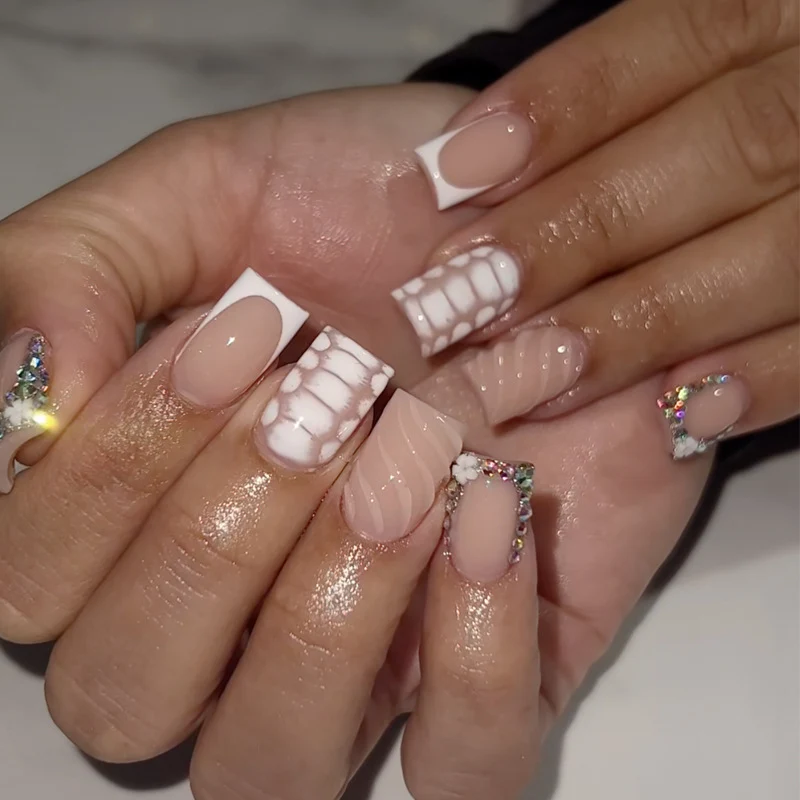 Elegante Stiletto Press-On Nagelkunst mit Strass-Akzenten Karnz