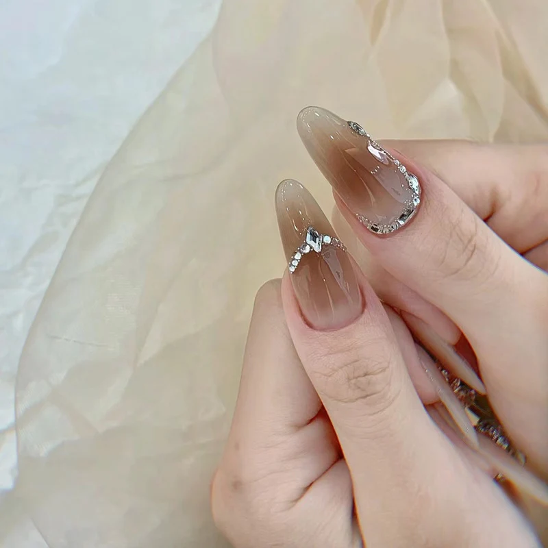 Elegante Press-On Nägel mit Kristallakzenten Karnz
