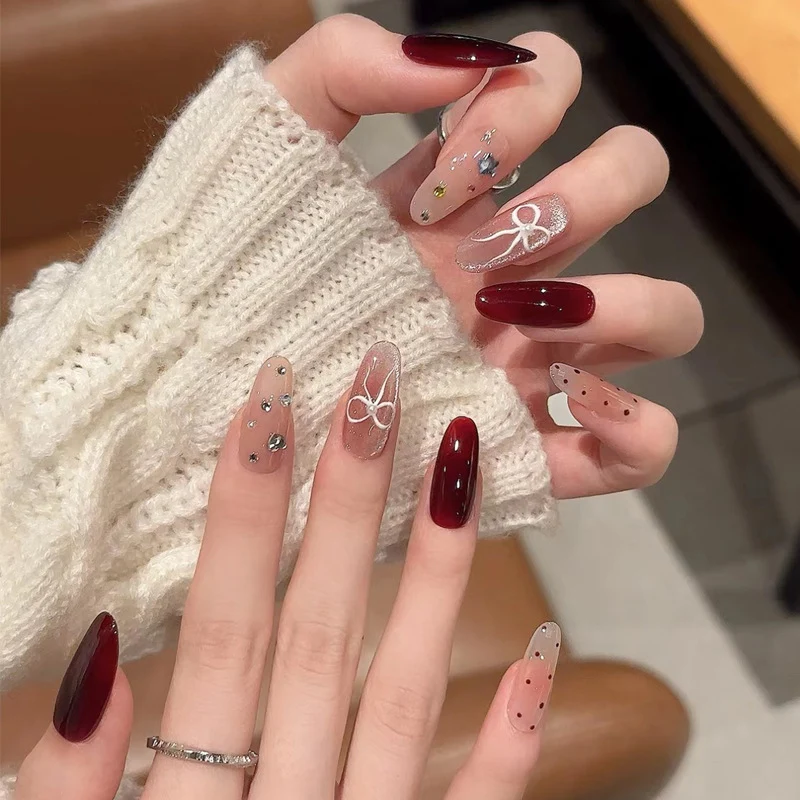 Elegante Druck-Nageltips mit goldenen Akzenten Karnz