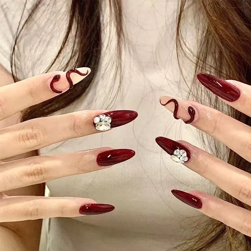 Elegante Druck-Nageltips mit goldenen Akzenten Karnz
