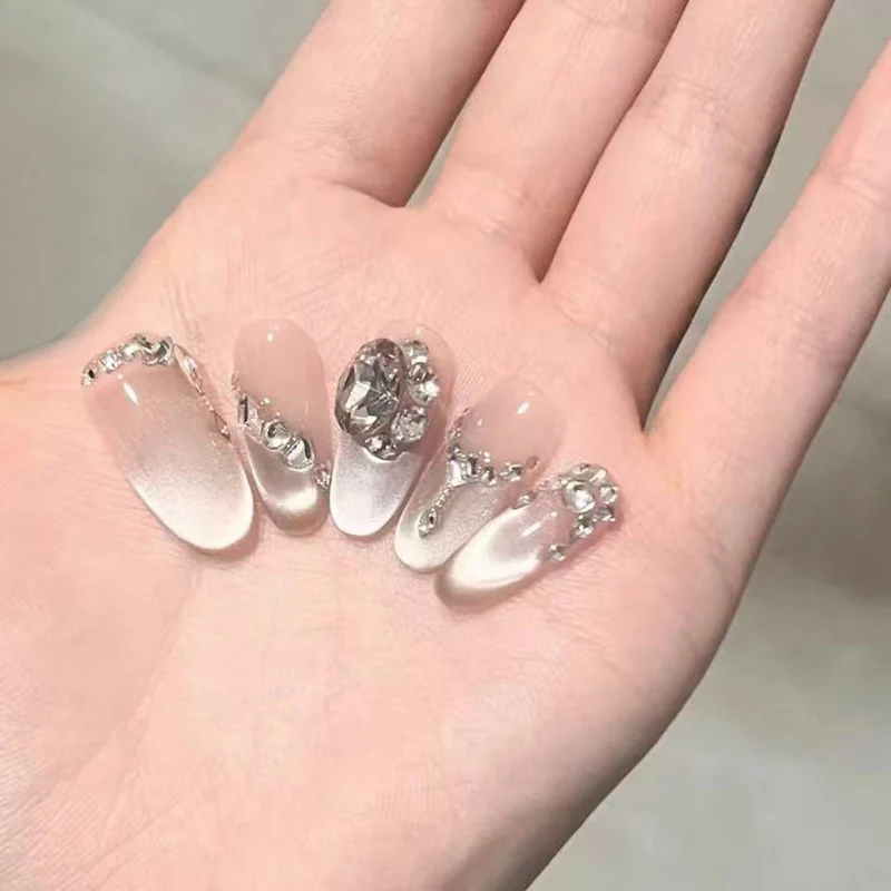 Elegantes Press-On-Nagelset mit künstlerischen Details Karnz