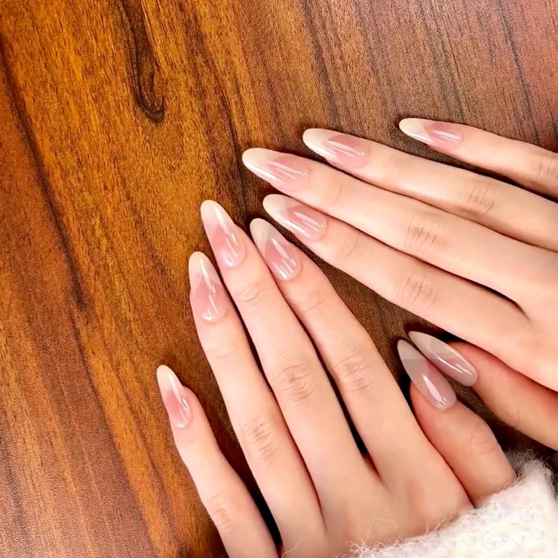 Elegantes Press-On-Nageldesign mit Strassakzenten Karnz