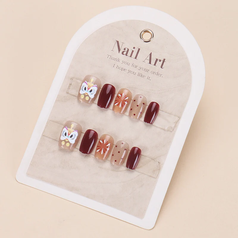 Elegantes Press-On-Nageldesign mit Strassakzenten Karnz