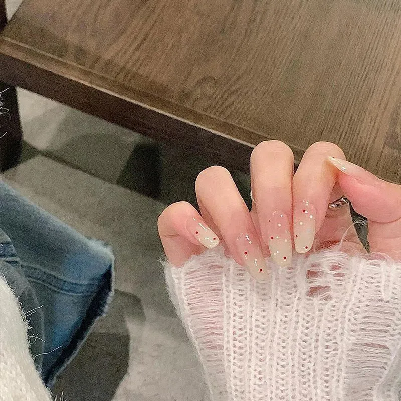 Elegantes Press-On-Nageldesign mit Strassakzenten Karnz