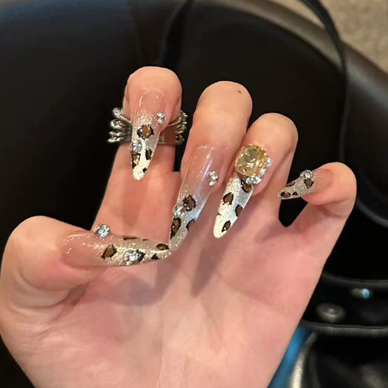 Stylische Press-On-Nageltips mit Leopardendesign Karnz