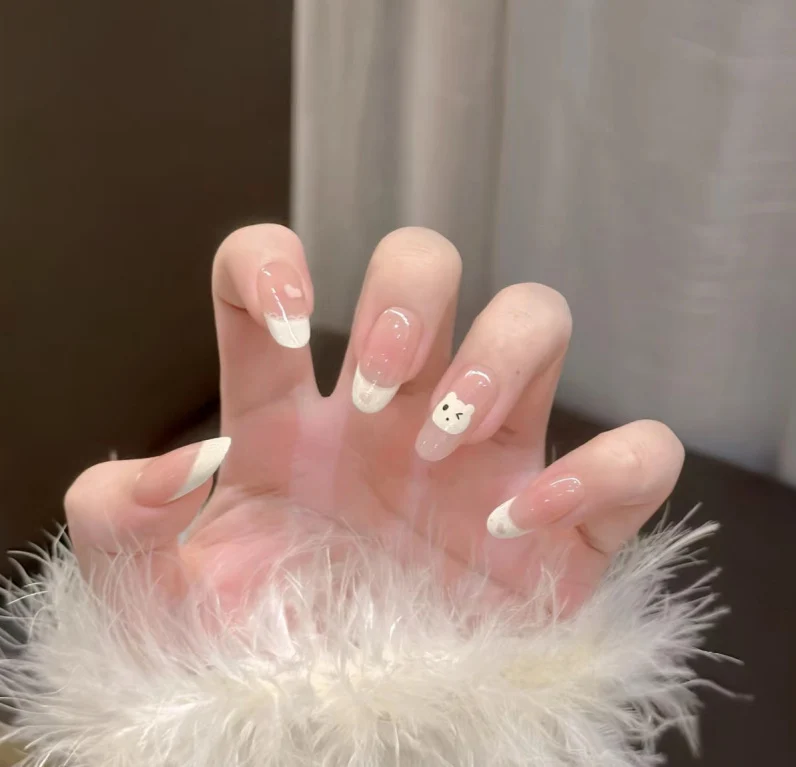 Stylisches Press-On Nagel-Set mit eleganten Glitzerakzenten Karnz