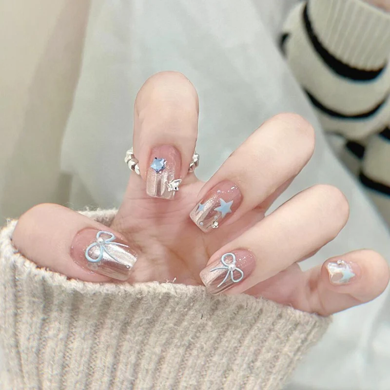 Stylisches Press-On Nagel-Set mit eleganten Glitzerakzenten Karnz