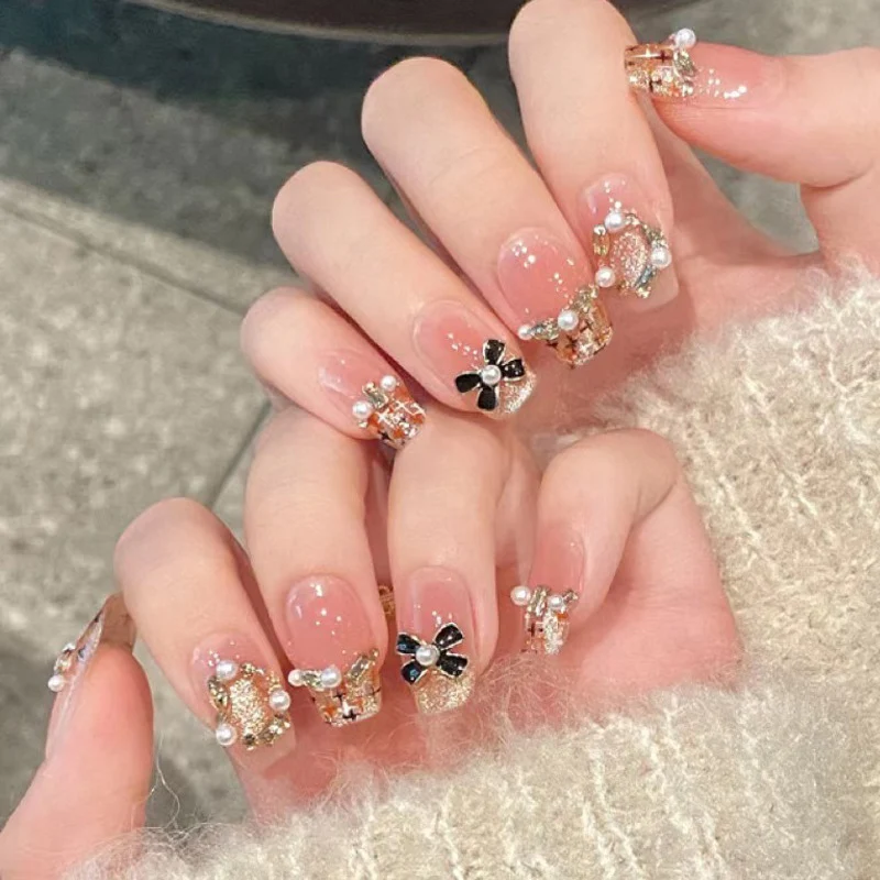 Stylisches Nagelkunst Press-On Set mit Glitter und glänzendem Finish Karnz