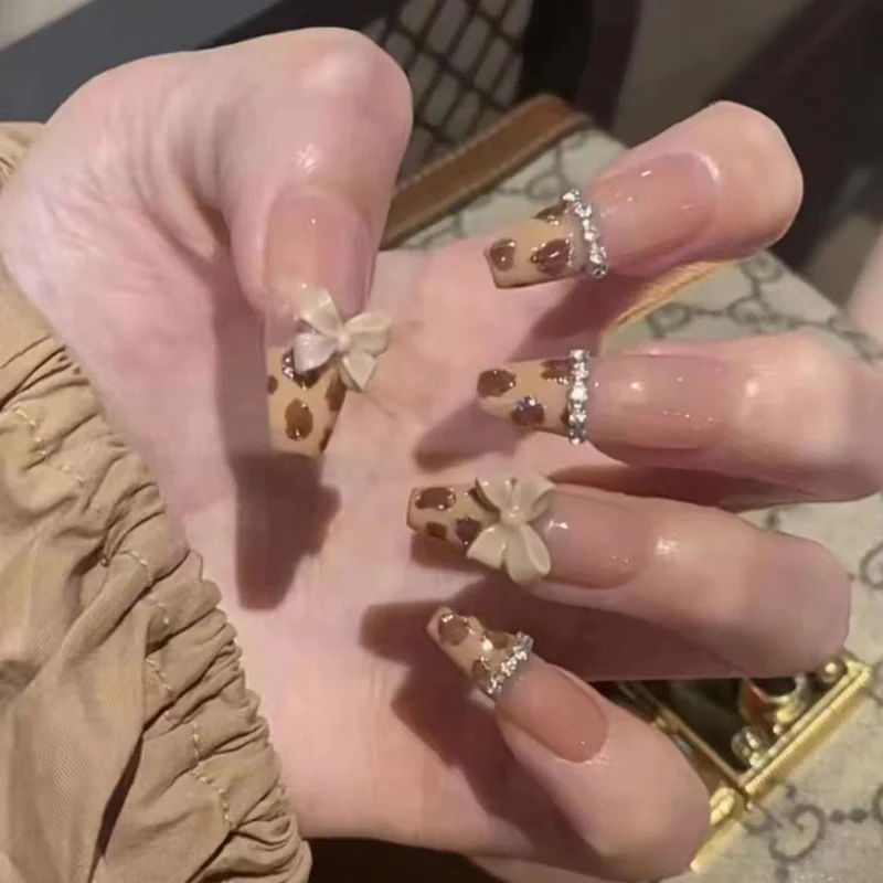Press-On Nail Design Set mit künstlerischen holografischen Elementen Karnz