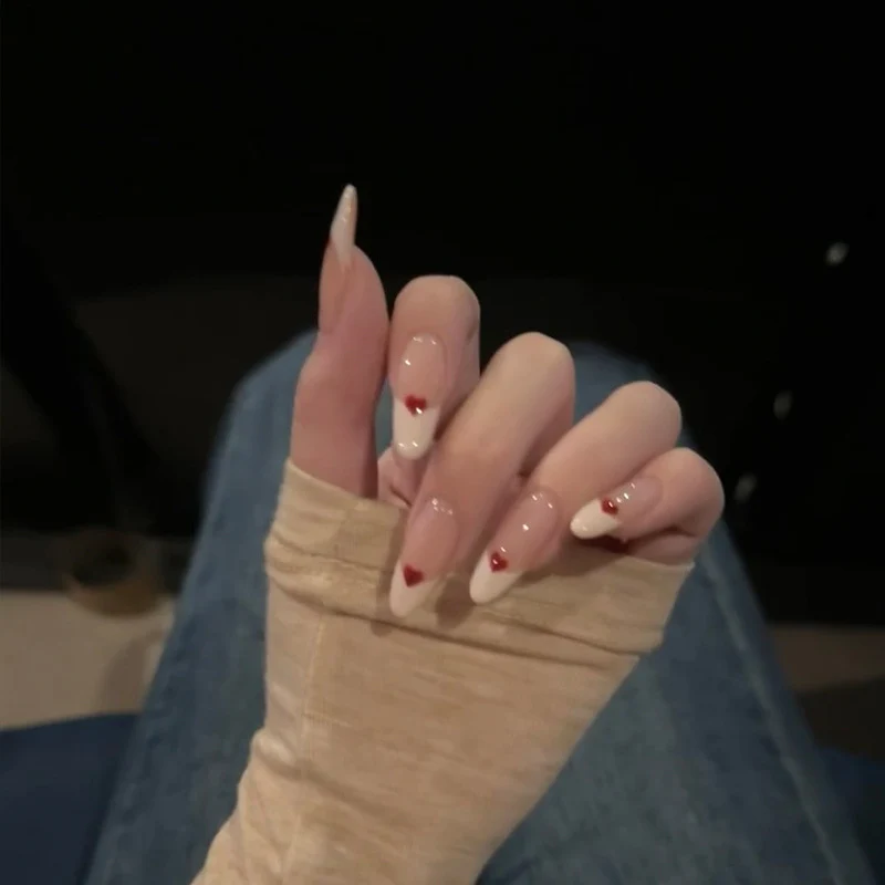 Herz-geschmücktes Press-On-Nagelset Karnz