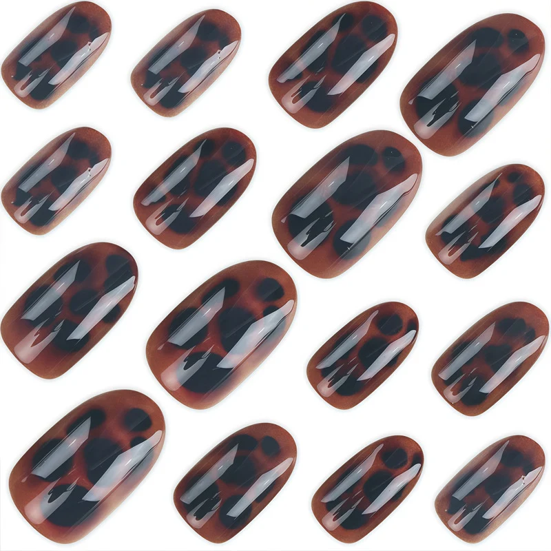 Glänzende Stiletto-Nagelspitzen mit Leopardenmuster-Design Karnz