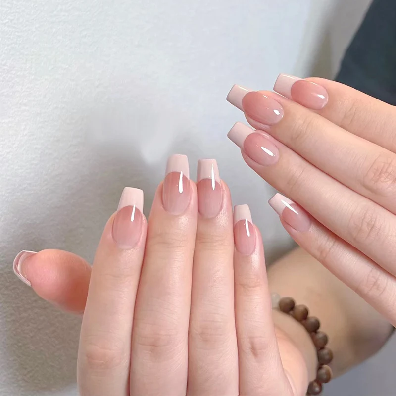 Glänzendes Nagelset Karnz