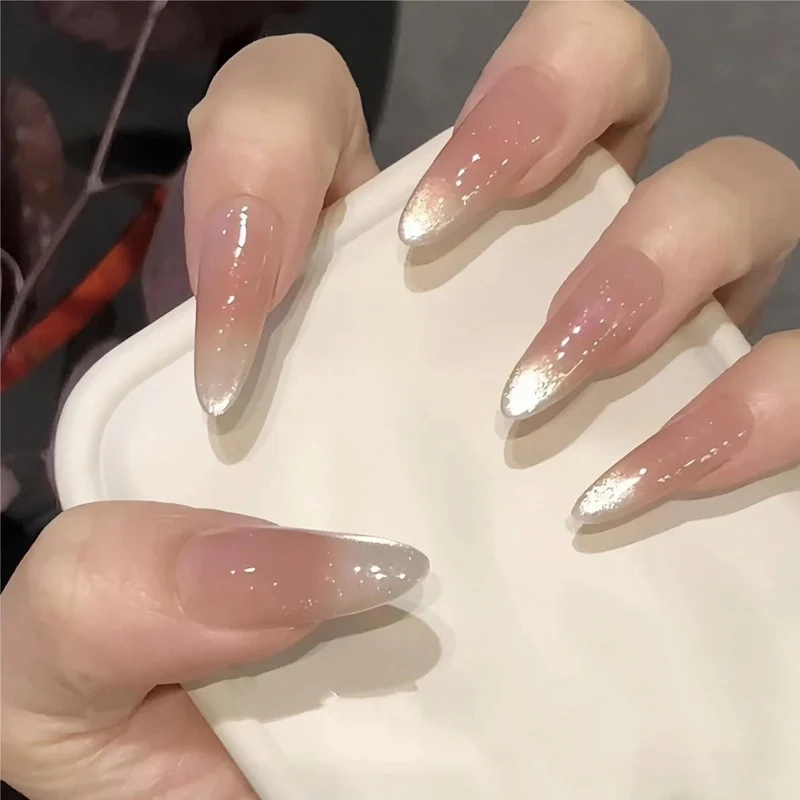 Glänzendes Nagelkunstset mit funkelnden Glitzerakzenten Karnz