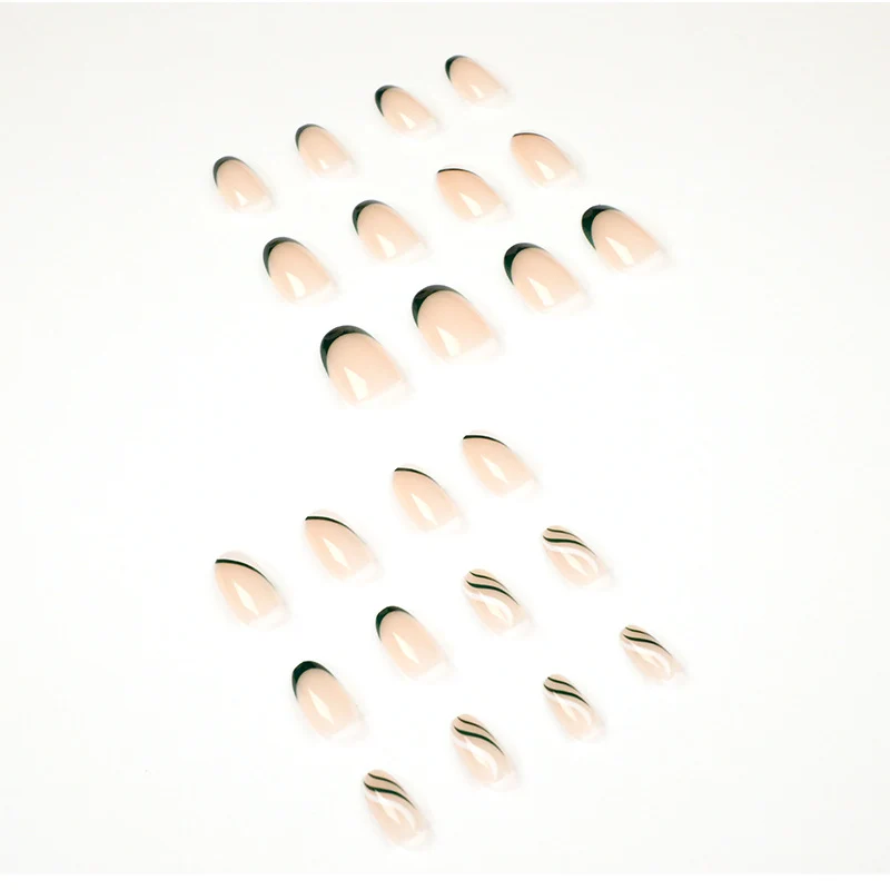 Kunstvolle Nagelkunst mit stylischen Spitzen Karnz