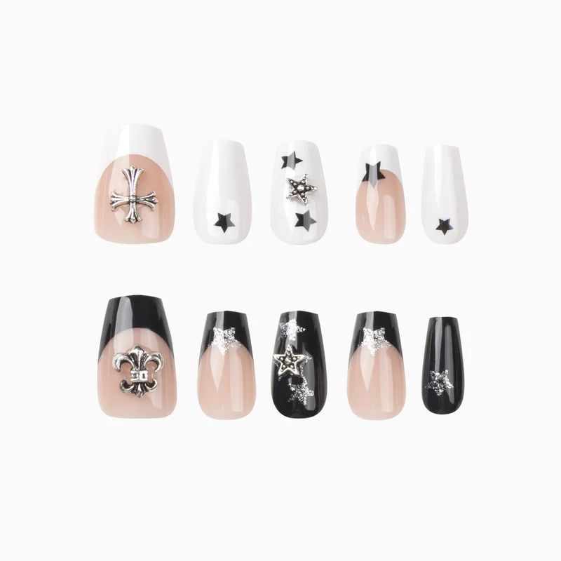 Kunstvolle Nagelkunst mit Sternenmotiven und Glitzerakzenten Karnz