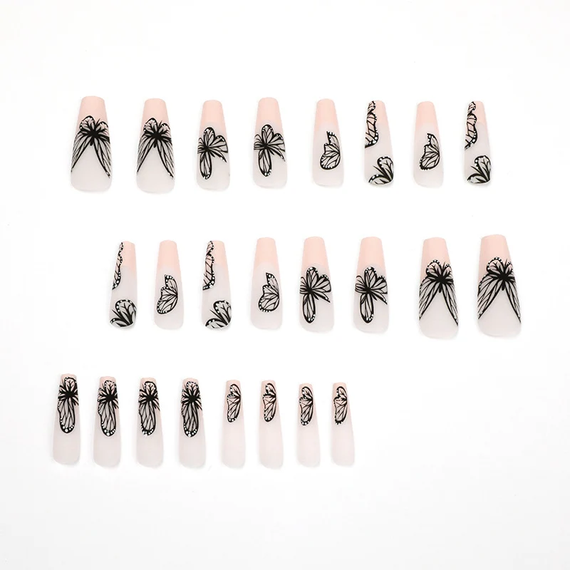 Kunstvolle Nagelkunst mit Schmetterlingsmotiv Karnz