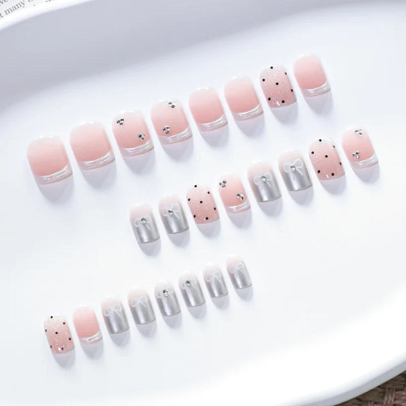 Kunstvolle Nagelkunst mit Schleifen- und Glitzerakzenten Karnz
