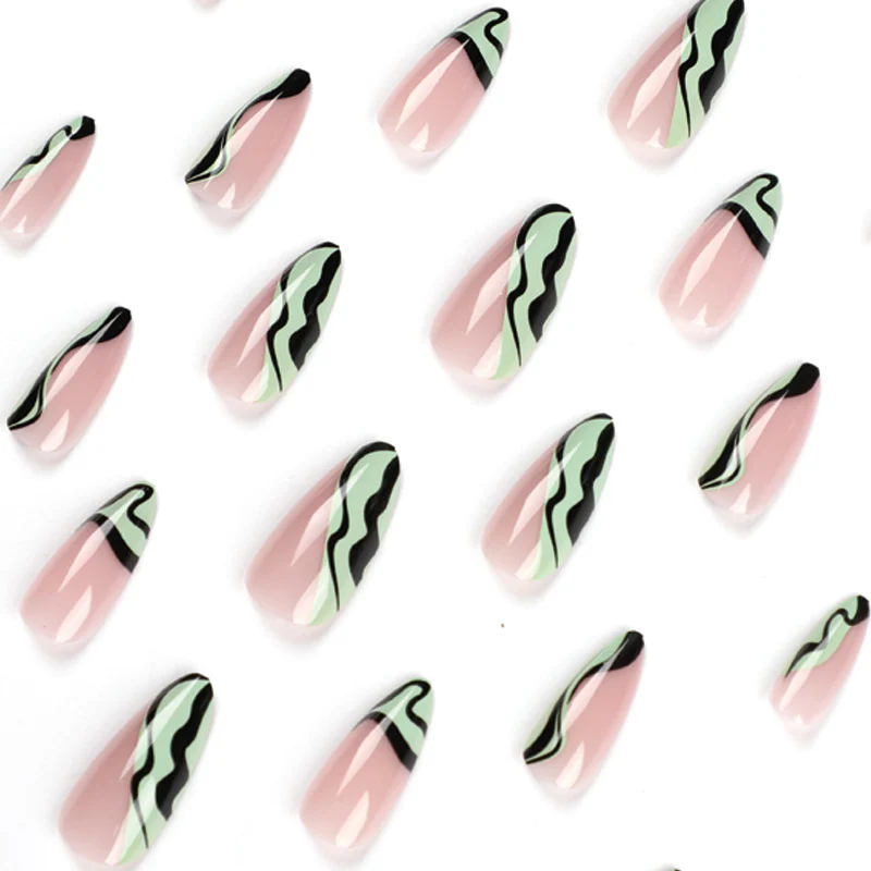 Kunstvolle Nagelkunst mit sanften Wellenmustern Karnz