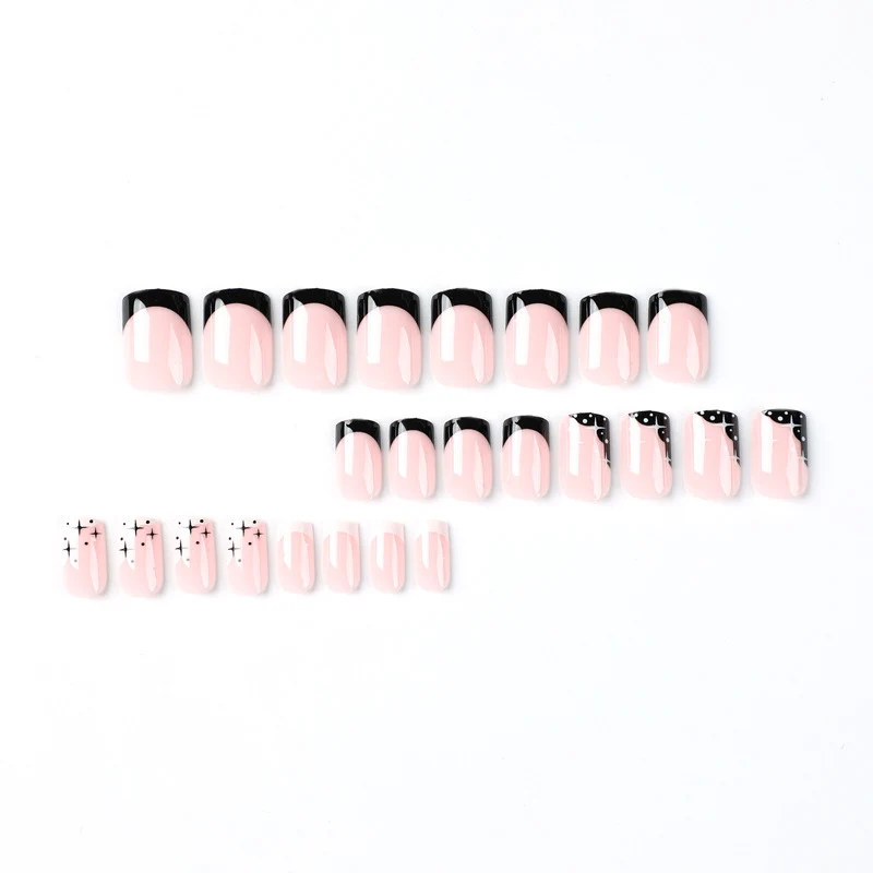 Kunstvolle Nagelkunst mit reflektierenden Akzenten Karnz