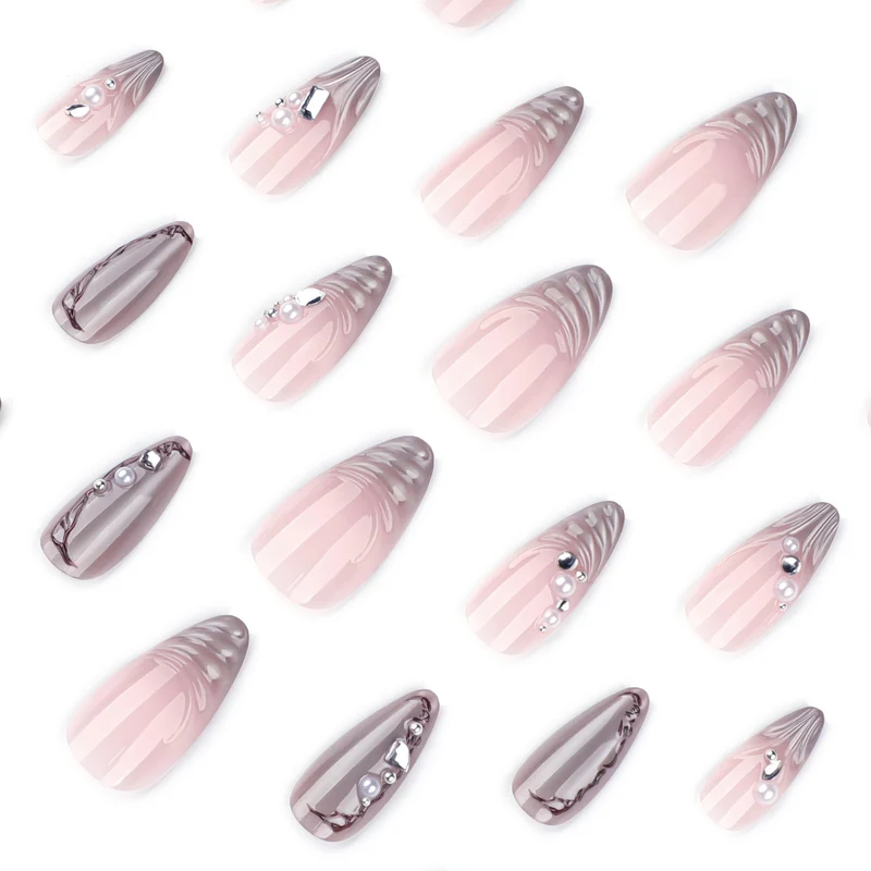 Kunstvolle Nagelkunst mit Perlen- und Glitzerdekoren Karnz