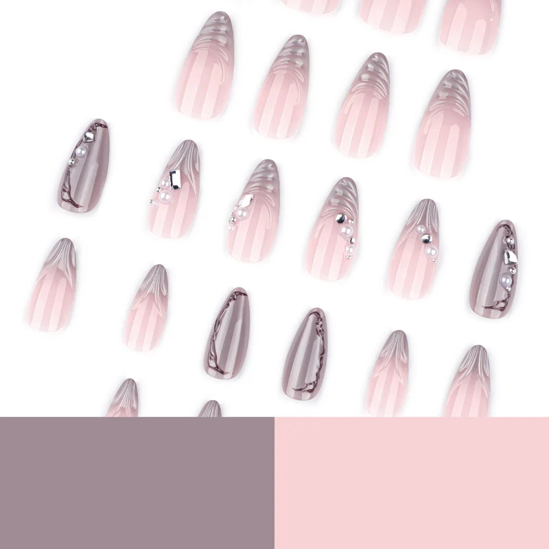 Kunstvolle Nagelkunst mit Perlen- und Glitzerdekoren Karnz