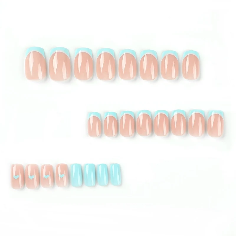 Kunstvolle Nagelkunst mit pastellblauen Akzenten Karnz