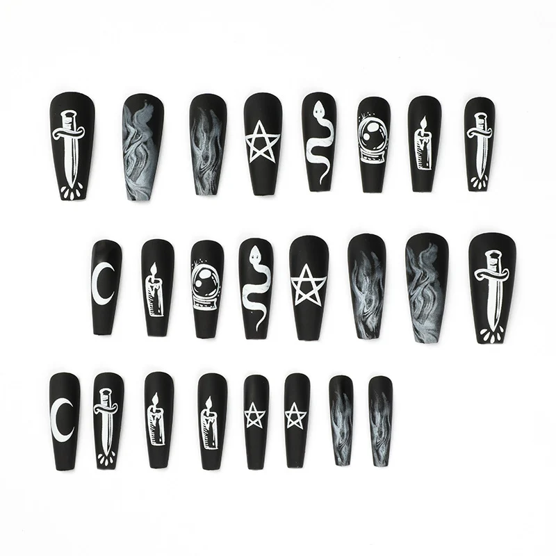 Kunstvolle Nagelkunst mit mystischen Motiven Karnz