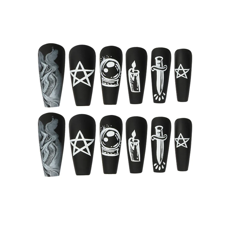 Kunstvolle Nagelkunst mit mystischen Motiven Karnz