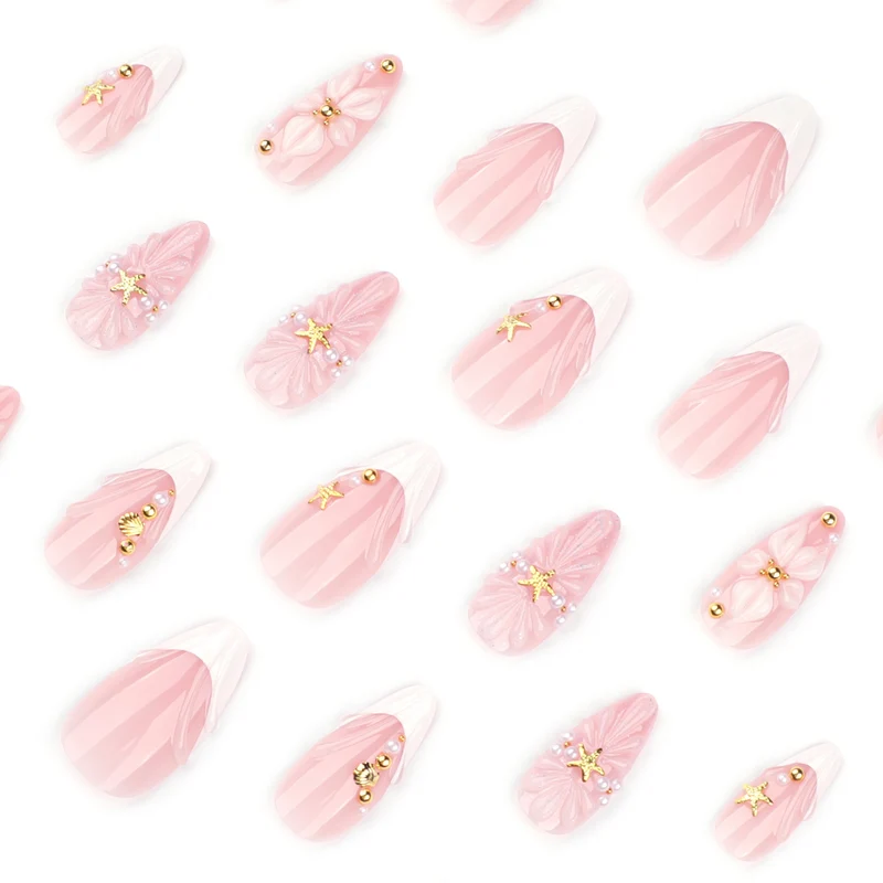 Kunstvolle Nagelkunst mit Muschel- und Blütenakzenten Karnz