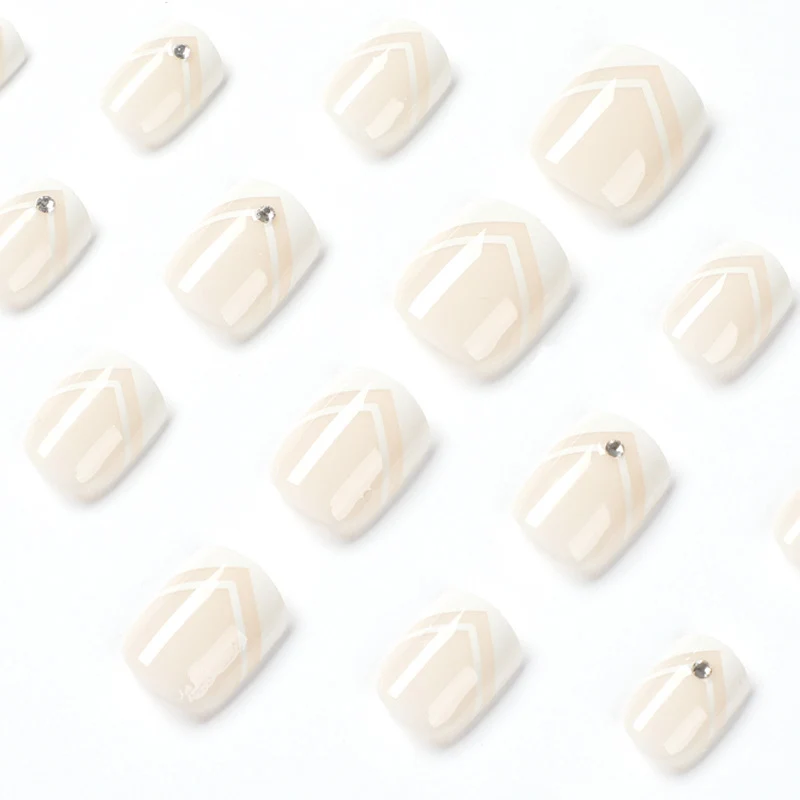 Kunstvolle Nagelkunst mit modernem Design und geometrischen Akzenten Karnz
