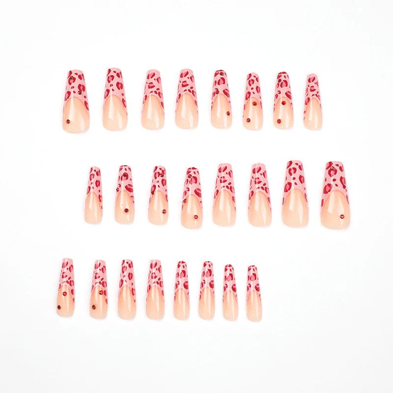 Kunstvolle Nagelkunst mit Leopardenmuster und Glitzerakzenten Karnz