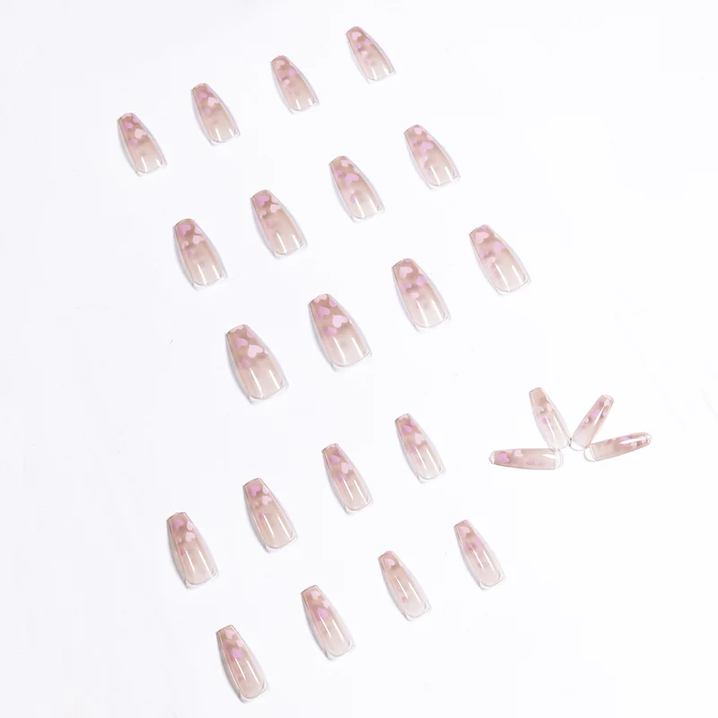 Kunstvolle Nagelkunst mit Herzmuster Karnz