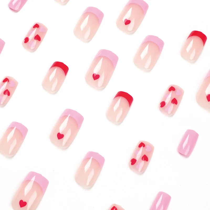Kunstvolle Nagelkunst mit Herzmotiven Karnz