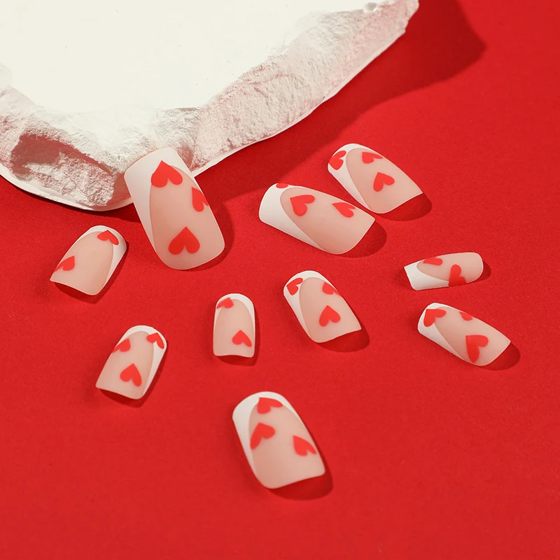 Kunstvolle Nagelkunst mit Herzdesign Karnz