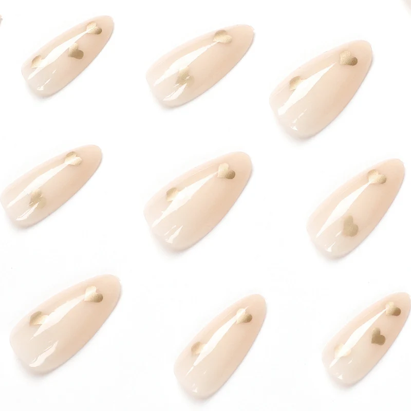 Kunstvolle Nagelkunst mit goldenen Herzakzenten Karnz