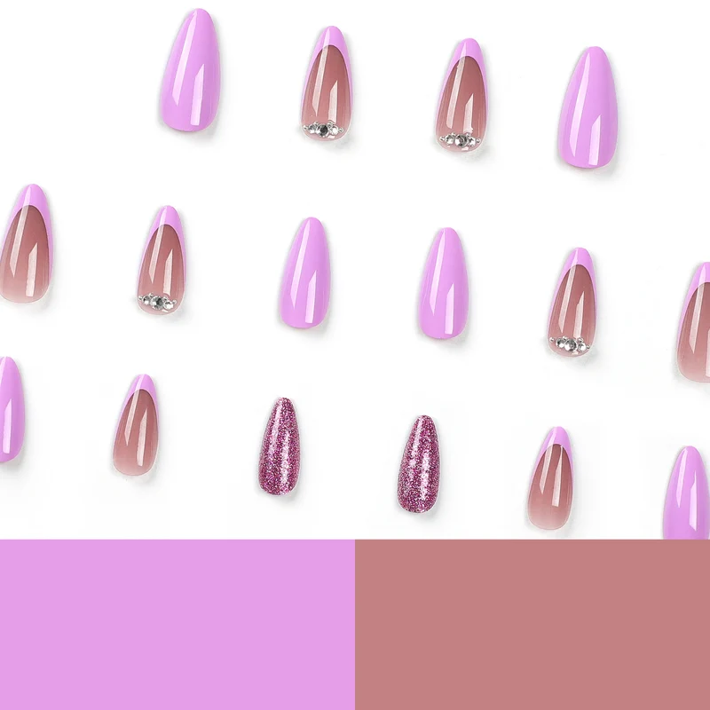 Kunstvolle Nagelkunst mit Glitzer- und Ombre-Effekten Karnz