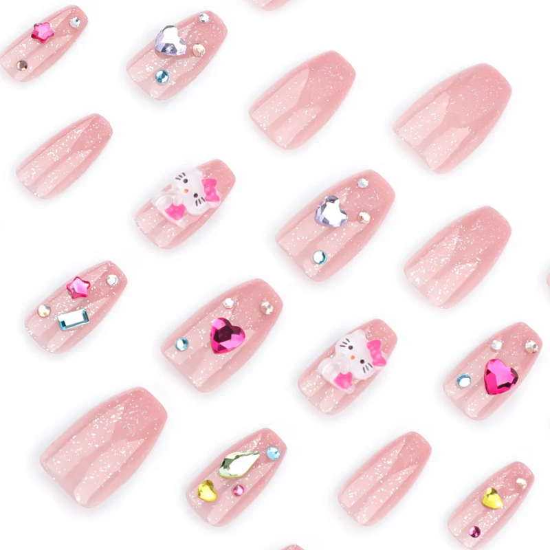 Kunstvolle Nagelkunst mit Glitzer- und Motivakzenten Karnz