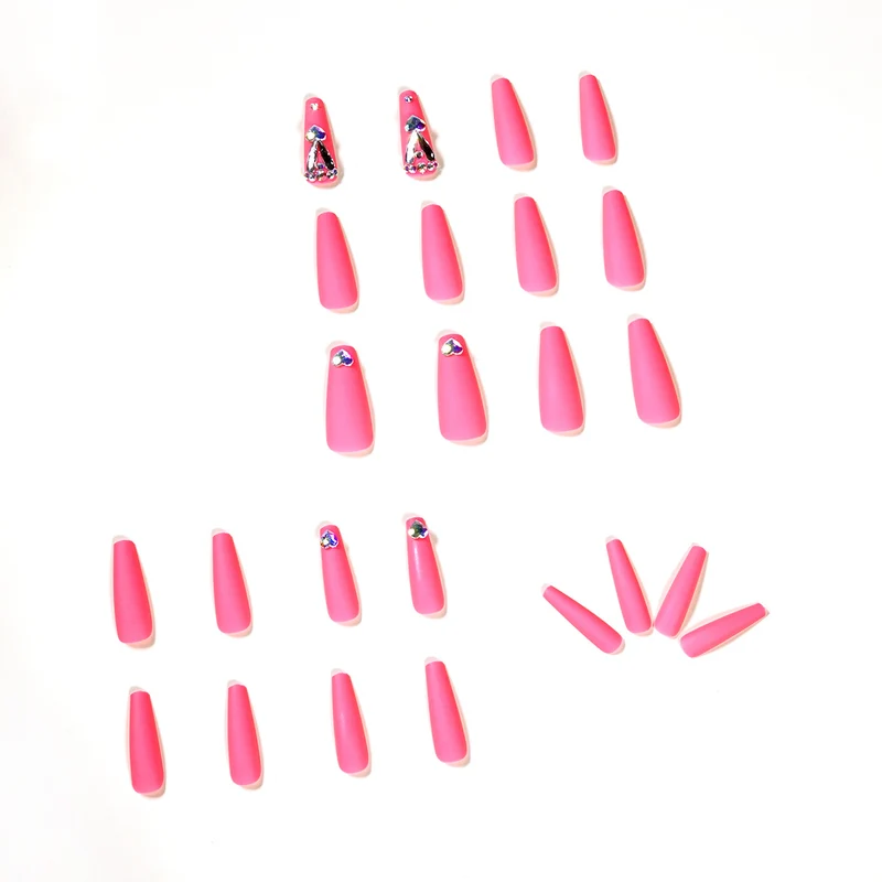 Kunstvolle Nagelkunst mit Glitzer- und Herzakzenten Karnz