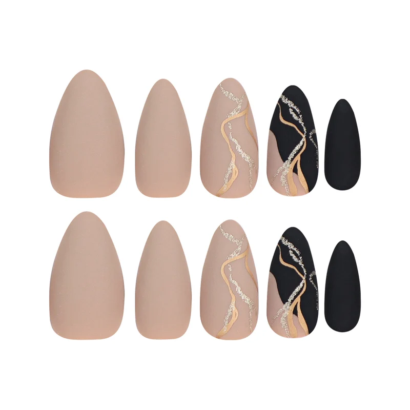 Kunstvolle Nageldesigns mit elegantem Goldakzent Karnz