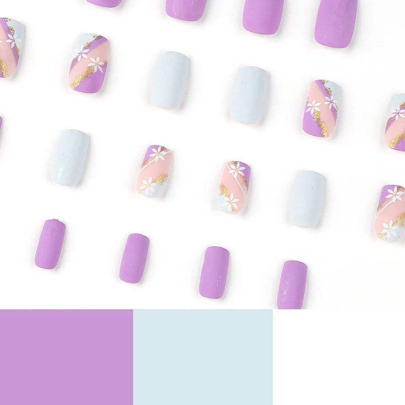 Kunstvolle Nageldesigns mit Blumenmotiv und Glitzerakzenten Karnz