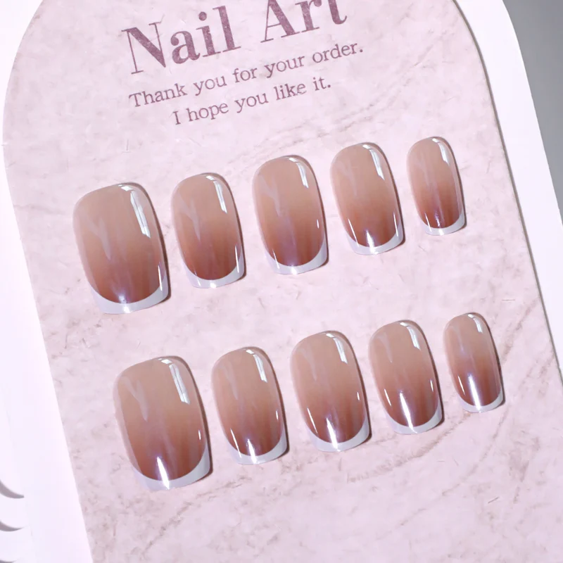 Kunstvolle Maniküre mit elegantem French-Tip Karnz