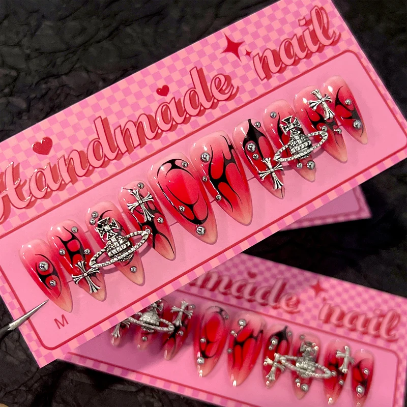 Kunstvolle Kunstnägel mit einzigartigen Designs und Glitzerakzenten Karnz