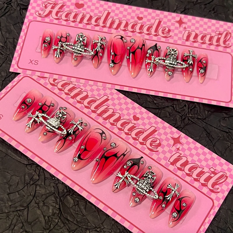Kunstvolle Kunstnägel mit einzigartigen Designs und Glitzerakzenten Karnz