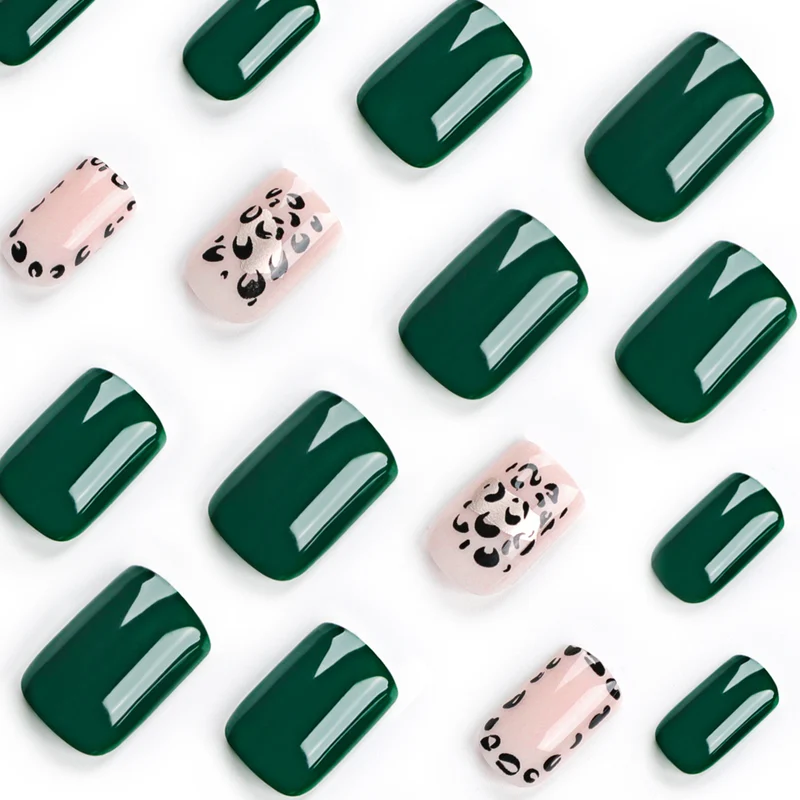 Kunstvolle Nagelkunst mit geschmackvollen Grün- und Leoparden Akzenten Karnz