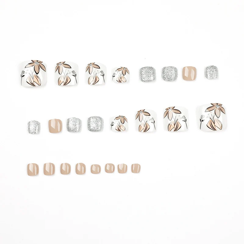 Kunstvolle Nagelkunst mit floralen Designs Karnz