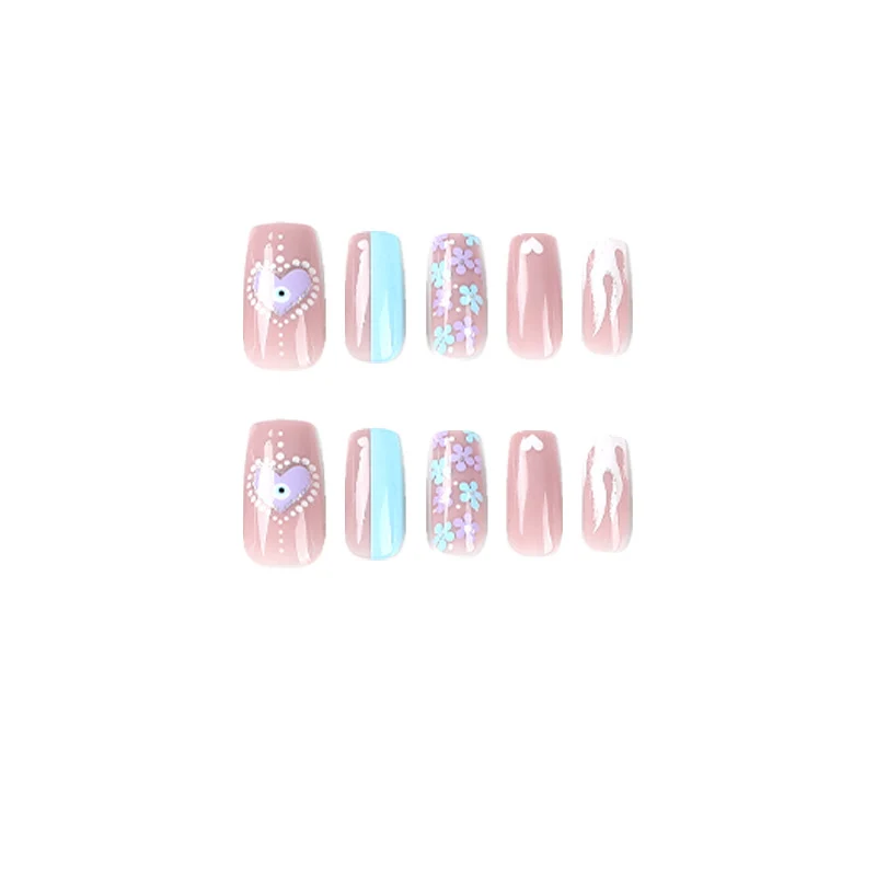 Kunstvolle Nagelkunst mit floralen Akzenten und Glitzerverzierungen Karnz