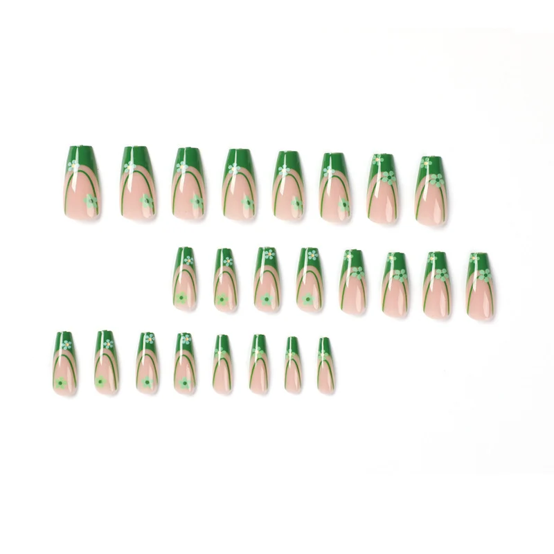Kunstvolle Nagelkunst mit floralen Akzenten und elegantem Design Karnz