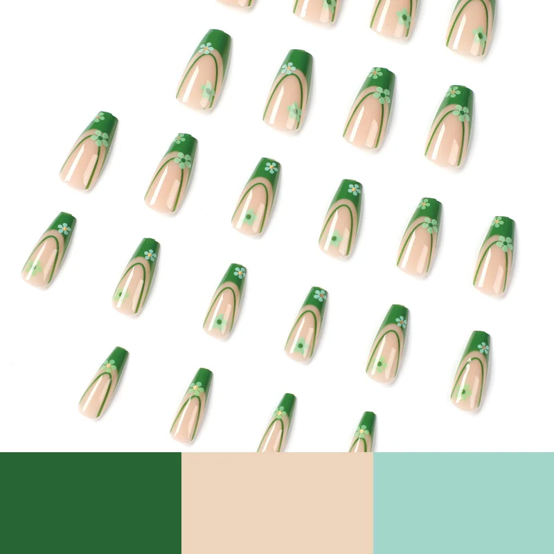 Kunstvolle Nagelkunst mit floralen Akzenten und elegantem Design Karnz